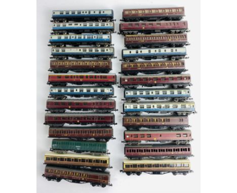 23x N Gauge Play Worn Passenger Coaches - Some Parts Missing  P&amp;P Group 1 (£14+VAT for the first lot and £1+VAT for subse