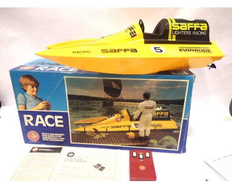 REEL radio controlled twin hull and prop racing boat, battery operated. Complete with instructions, transmitter etc. P&amp;P 