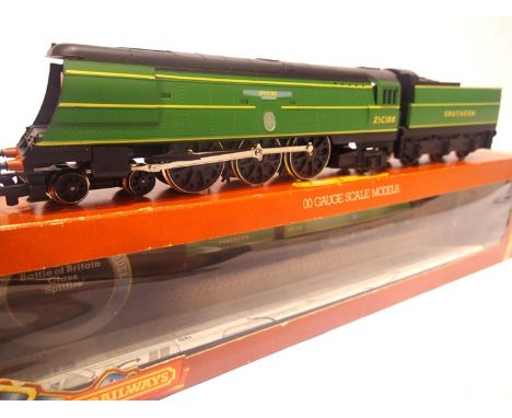 Hornby R374 Spitfire 21 C166 Southern Green, with decal sheet. P&P Group 1 (£14+VAT for the first lot and £1+VAT for subseque