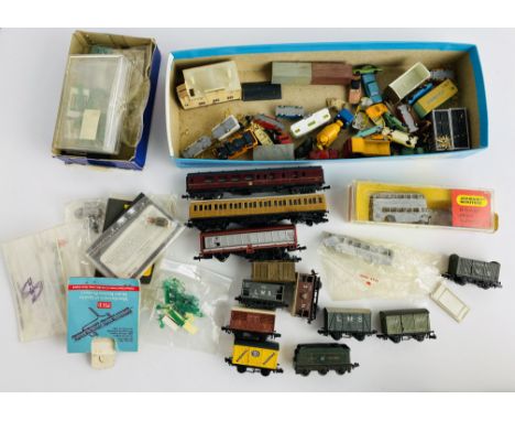 Lot of Assorted N Gauge Rolling Stock, Vehicles &amp; Small Accessories mostly unboxed / Loose  - P&amp;P Group 1 (£14+VAT fo