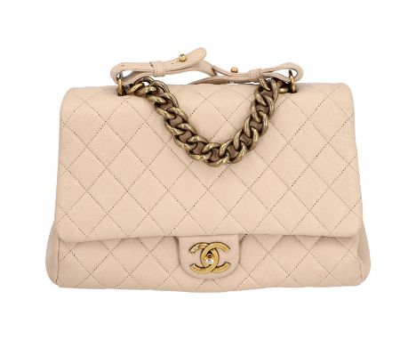 CHANEL Handtasche "TRAPEZOID", Prefall 2016. Fein genarbtes Leder mit Diamantsteppung in Beige und goldfarbener Hardware in A