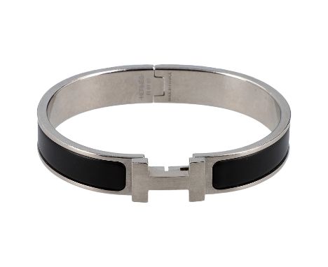 HERMÈS Armreif "CLIC HH", Gr. T6. Akt. NP.: 575,-€. Schmaler Armreif aus mattem Email. Gebürstete Palladiumauflage. Leichte T
