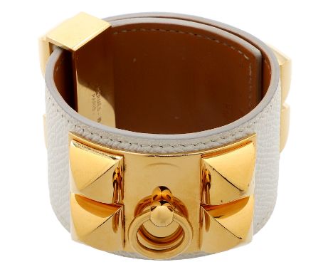 HERMÈS Armreif "COLLIER DE CHIEN", Gr. T2. Akt. NP.: 995,-€. Koll. 2019. Swift Leder in Blanc mit goldfarbener Hardware. Klas