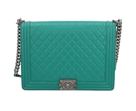 CHANEL Umhängetasche "BOY BAG", Koll. 2016/2017. NP. ca.: 5.000,-€. Fein genarbtes Leder in Grün mit Diamantsteppung und silb