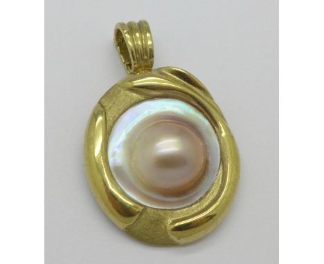 A 9ct gold baroque pearl pendant, 14g, width 27mm