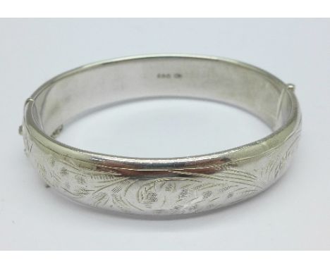 A silver engraved bangle with safety chain, Chester 1960-61, 28.4g