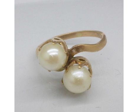 A 14ct gold and pearl crossover ring, 2.9g, K