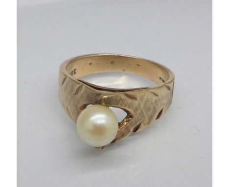 A 9ct gold and pearl ring, 3.5g, L