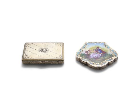 A CONTINENTAL .900 STANDARD SILVER GILT AND ENAMEL COMPACT CASE, 19th Century, the shaped cover decorated with 'watteau' gard