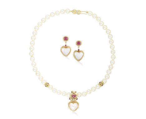 A 9K GOLD, RUBY AND BLISTER PEARL SUITE, comprising pendant necklace and earrings, the necklace composed of a row of cultured