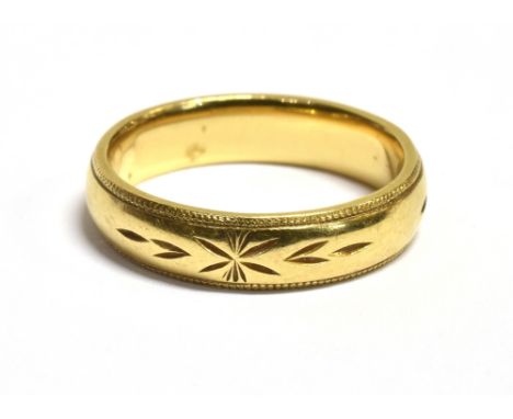 18CT GOLD PATTERNED BAND RING Faded hallmark, possibly Sheffield, band width 5mm, ring size O, weight 6.1g