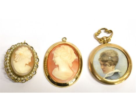 THREE ITEMS OF VINTAGE JEWELLERY A 9ct gold circular mounted reverse photo locket/fob diameter 2.3cm, a white metal and seed 