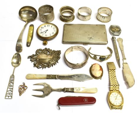 ASSORTED VINTAGE JEWELLERY AND TRINKETS To include a silver half patterned bangle, Apaco Mexican brooch, Goliath style pocket
