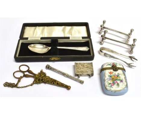 A COLLECTION OF TRINKETS TO INCLUDE SILVER A Cased silver tea spoon, a pair of silver claw sugar nips with faded Birmingham h