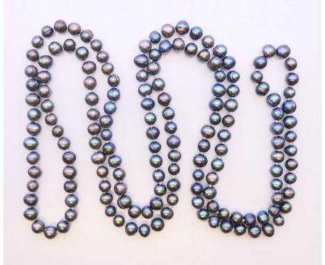 A grey pearl necklace. 124 cm long.
