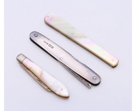 A silver penknife and two mother-of-pearl handled fruit knives. The former 7.5 cm long.