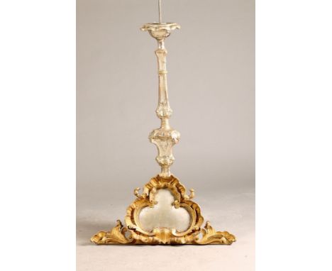 Barockleuchter und Supra Porte, um 1820/30,  Lindenholz, Leuchter silberfarben gefaßt, geschnitzt, restauriert, ehemals zur L