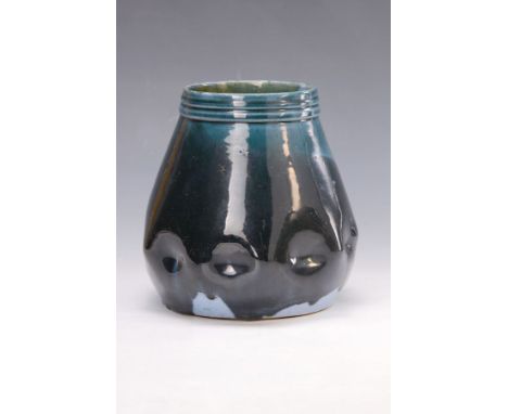 Vase, Entwurf Albin Müller, um 1900,  Keramik, petrolfarben verlaufend glasiert, Wandung 8-fach eingedrückt, kleinere Glasurs