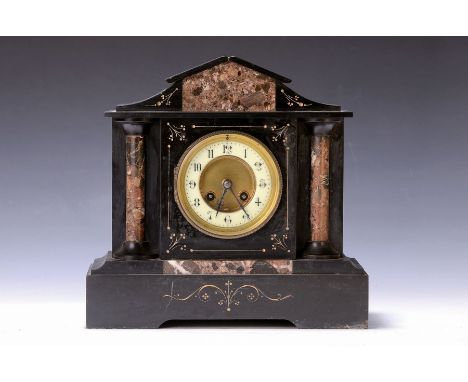 Tischuhr, Frankreich, 20er Jahre,  Schiefergehäuse mit Marmoreinlagen, Emailziffernring, Glasdeckel, Pendulenwerk gem.: Jules