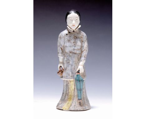 Porzellanfigur, Japan, um 1900,  Japanerin mit Schirm, bunt bemalt, H. ca. 27 cmfigurine, Japan, around 1900, Japanese with l