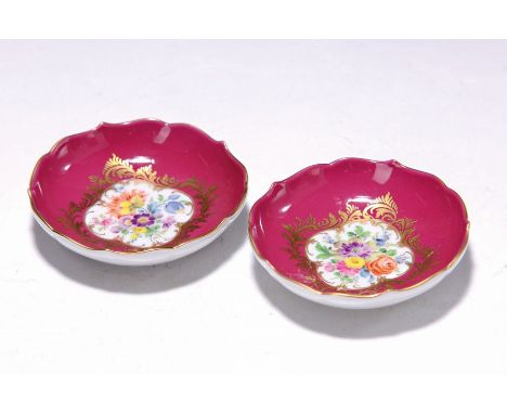 Zwei Fingerschälchen, Meissen, 2.H.20.Jh.,  polychrome Bemalung, purpurroter Fond, im Spiegel Buketts aus deutschen Blumen, G