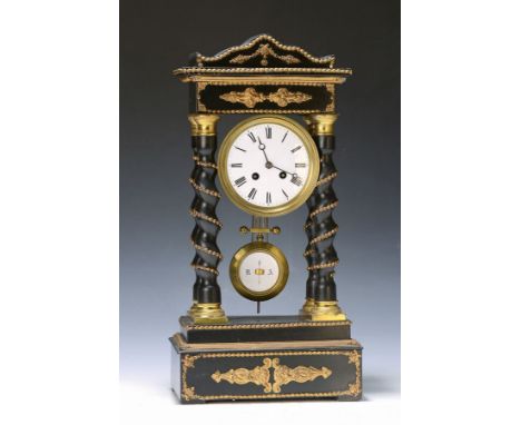 Portaluhr, Frankreich um 1870,  ebonisiertes Holzgehäuse, aufwendig mit geprägten Messingapplikationen besetzt, mehrfach mit 