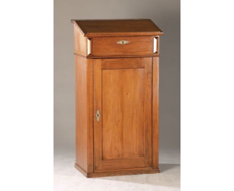 Elegantes Schreibpult, um 1880,  Fichte massiv, Nussbaum gebeizt und Schellack poliert, Schrägklappe mit dahinter liegendem F