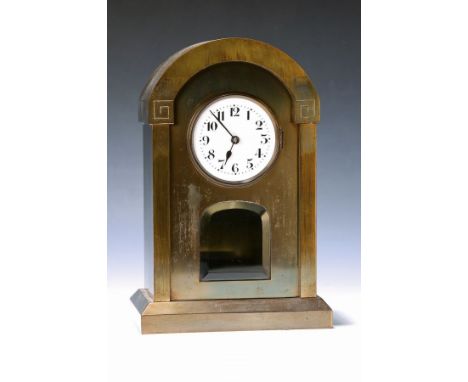 Jugendstil-Tischuhr, sog. Jahresuhr, um 1920 ,  Messing, Schwungbereich des Pendels facett. verglast, Emailzifferblatt, Glasd