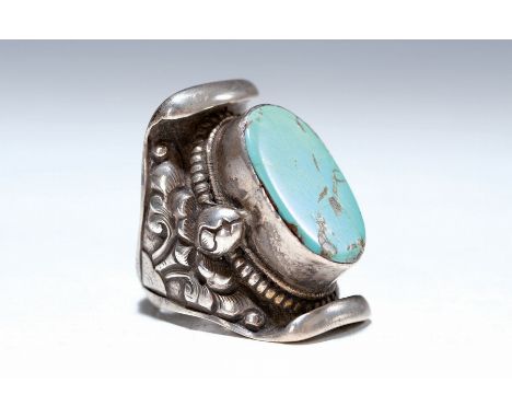Großer tibetanischer Ring, Tibet, um 1900,  Silberfassung mit Lotusblumenmotiv, großer Türkis, Alters- und Gebr.-spuren, Gesa
