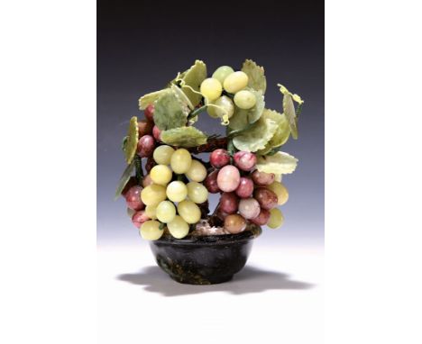 Jadebaum, China, 2. Hälfte 20. Jh.,  Jade und Halbedelsteine, Darstellung einer Weinrebe, H. 22 cmJade tree, China, 2nd half 