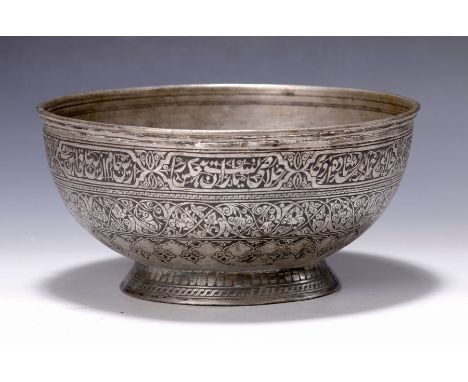 Schale, Persien, um 1900,  Metall, auf der Wandung reich verziert in Niello-Technik mit Blumenornamenten und Inschrift, H. ca