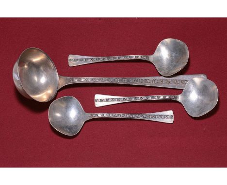 Schöpfkelle und drei Servierlöffel, Russland, 60er Jahre,  916er Silber, mittig mit stil. Glockenblumendekor, L.ca. 28.5/18 c