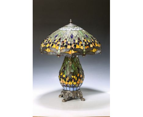 Tiffany-Stil-Lampe, nach Jugendstilvorbild,  bunte Glaseinsätze und Glascabochons mit Libellendekor, beleuchtbarer Fuß und 2 