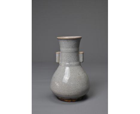 A CHINESE PORCELAIN PEAR SHAPED ARROW VASE, SONG / JIN DYNASTY STYLE. With twin cylindrical handles, covered in a bluish grey