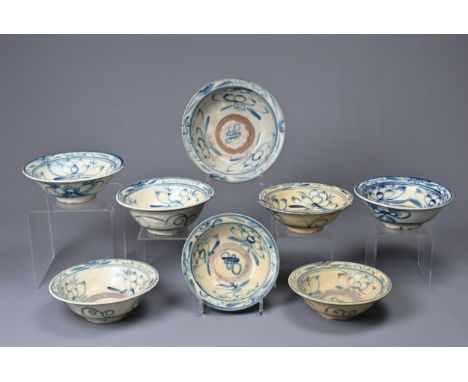 A GROUP OF CHINESE BLUE AND WHITE PORCELAIN BOWLS, QING DYNASTY. Of varying sizes decorated with stylised lotus decoration an