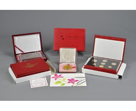 A COLLECTION OF CHINA AND HONG KONG COMMEMORATIVE COINS, BOXED. Top include two Hong Kong 1997 Royal mint seven coin commemor