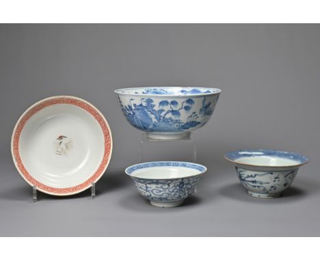 A GROUP OF CHINESE PORCELAIN BOWLS, 19TH CENTURY. To include a blue and white bowl decorated with coastal scene, four charact