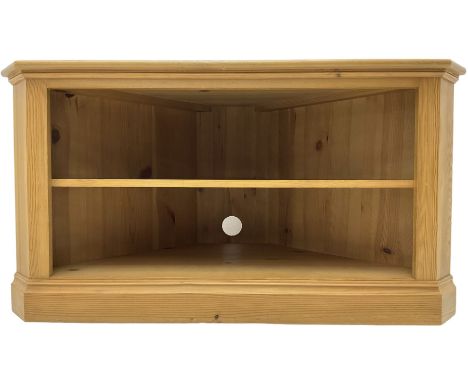 Traditional pine corner television unit, fitted with single shelfDimensions: Height:&nbsp;62cm&nbsp; Length/Width:&nbsp;116cm