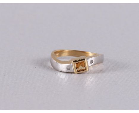 An 18 carat 750/1000 gold ring with a princess cut citrine flanked by 2 brilliants. Ring size 18.25 mm,