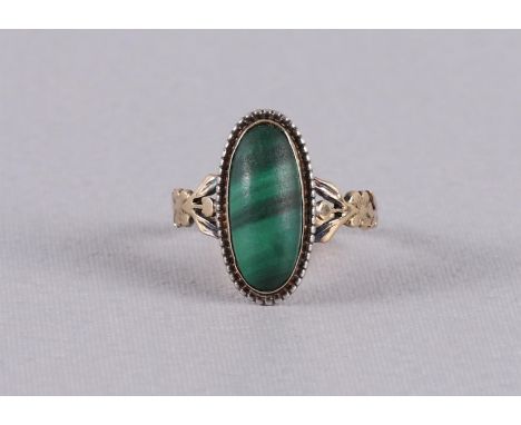 A 14 carat 585/1000 gold vintage ring with a cabochon cut malachite. Ring size 18.25 mm.