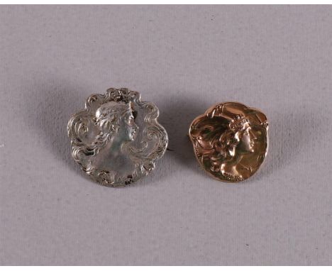 A gold Art Nouveau brooch, around 1900, 3.4 grams. Hereby ditto base brooch, tot. 2x.