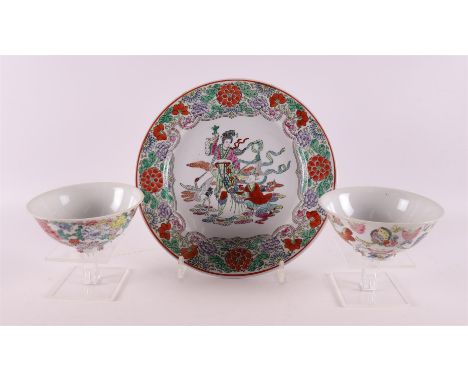 Two porcelain mille fleures bowls on stand ring, China, Tongzhi (1862-1874). Polychrome floral decor and butterfly decor, h 5
