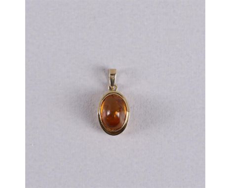 An 8 kt BWG pendant with a cabochon cut amber. Vintage.