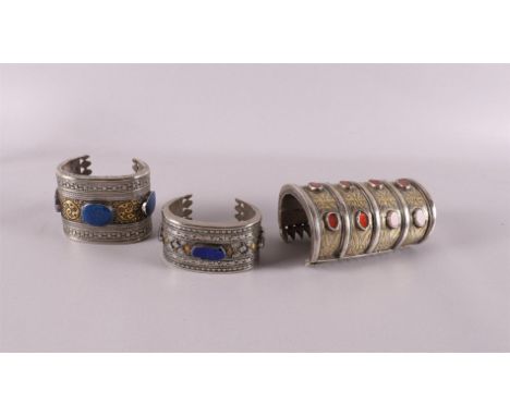 Three vintage squeeze bracelets, set with lapis lazuli and carnelian, Turkmenistan/Afhanistan, 2nd half 20th century, tot.3x,