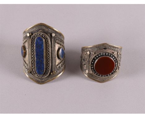 Two vintage pinch bracelets, set with lapis lazuli and carnelian, Afghanistan, 2nd half 20th century, tot.2x
