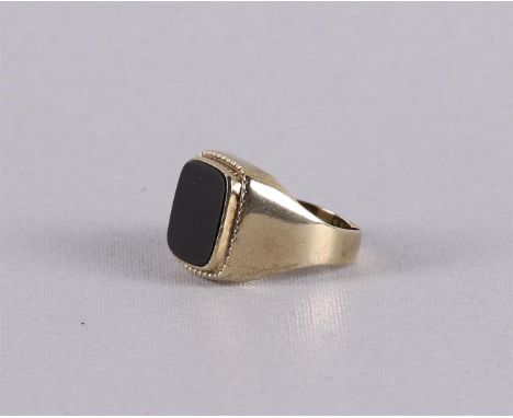 An 8 kt BWG signet ring with an onyx. Ring size 19 mm.