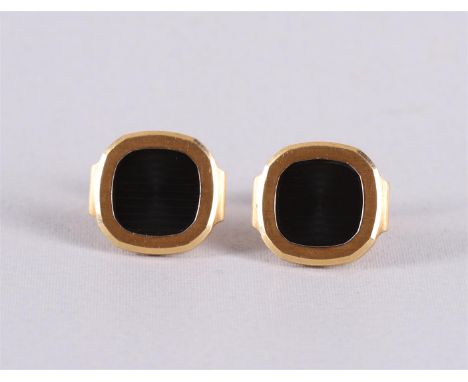 A pair of 18 ct 750/1000 yellow gold, blue dial "Jumbo Nautilus" cufflinks, Patek Philippe Geneve, ca. 1990. Centered with a 