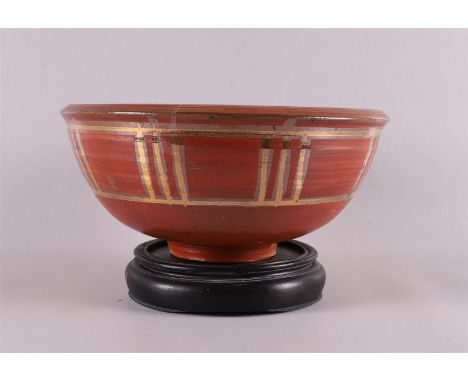 A so-called Shigaraki stoneware bowl, Japan, 20th/21st century. Marked on the outside foot ring, h 11 x Ø 24.5 cm. Hereby loo