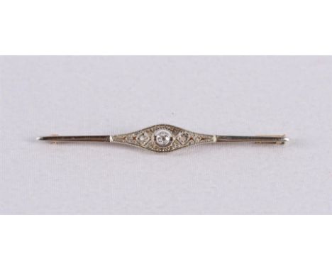 A 14 kt 585/1000 gold and platinum Art Deco brooch, set with diamond of approx. 0.10 ct, old cut, early 20th century, length 