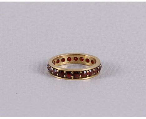 An 18 carat 750/1000 gold Alliance ring with facet cut Bohemian garnets. Ring size 17 mm.